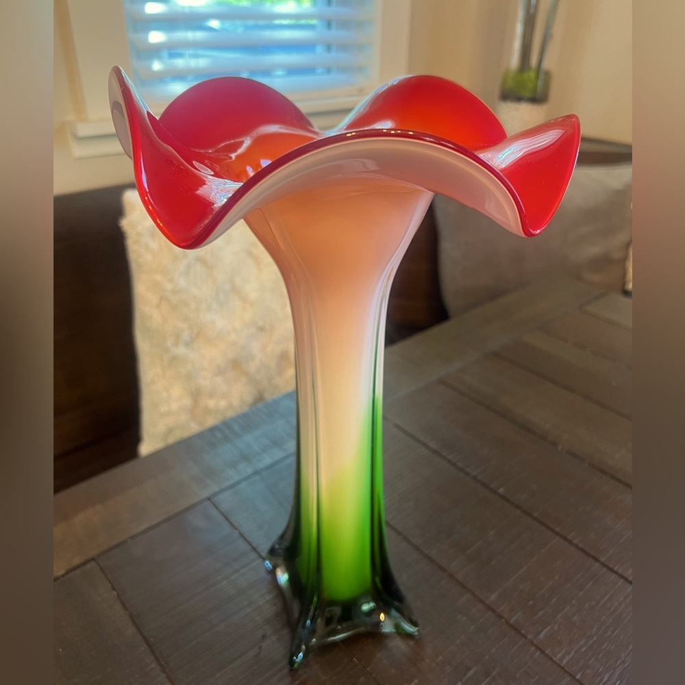 Very unique flower vase! Like-new condition.